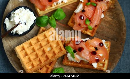 Köstliche Lachs-Sandwiches mit Weißkäse auf Waffeln. Stockfoto