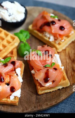 Köstliche Lachs-Sandwiches mit Weißkäse auf Waffeln. Stockfoto