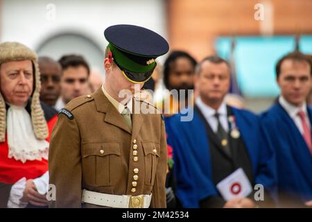 Ein Armeeoffizier mit einem gewachsten Schnurrbart beugt sich vor Respekt vor dem Kopf bei einer Gedenkfeier am Sonntag Stockfoto