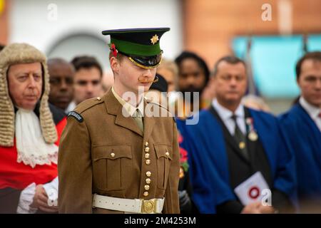 Ein Armeeoffizier mit einem gewachsten Schnurrbart beugt sich vor Respekt vor dem Kopf bei einer Gedenkfeier am Sonntag Stockfoto