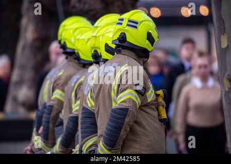 Feuerwehrmann der Londoner Feuerwehr besucht eine Gedenkfeier im Zentrum von London Stockfoto