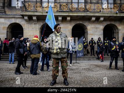 AMSTERDAM - Nachkommen von versklavten Menschen und Sympathisanten halten eine Manifestation auf dem Dam-Platz ab, die unzufrieden ist mit der fehlenden Konsultation über den Plan des niederländischen Kabinetts vom 19. Dezember, sich für die Sklaverei zu entschuldigen. ANP ROBIN VAN LONKHUIJSEN niederlande raus - belgien raus Stockfoto