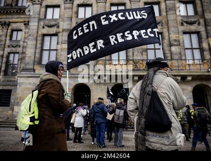 AMSTERDAM - Nachkommen von versklavten Menschen und Sympathisanten halten eine Manifestation auf dem Dam-Platz ab, die unzufrieden ist mit der fehlenden Konsultation über den Plan des niederländischen Kabinetts vom 19. Dezember, sich für die Sklaverei zu entschuldigen. ANP ROBIN VAN LONKHUIJSEN niederlande raus - belgien raus Stockfoto