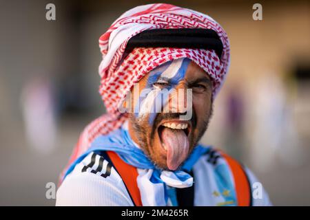 Doha, Katar. 18.. Dezember 2022. Argentinienfan vor dem Lusail Stadium Argentinien - Frankreich Endspiel Argentinien - Frankreich Weltmeisterschaft 2022 in Katar 18.12.2022 Kredit: Moritz Muller/Alamy Live News Stockfoto