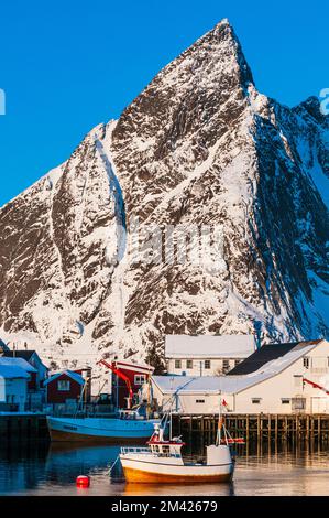 Fischerboot im kleinen Fischerhafen im Winter, Lofoten Islands, Norwegen. Stockfoto