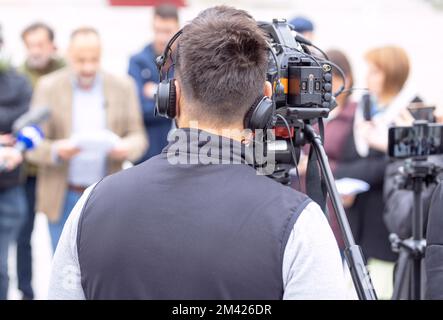 Nicht erkennbarer Whistleblower, der ein Dokument hält und bei Medienveranstaltungen oder Pressekonferenzen eine Erklärung abgibt Stockfoto