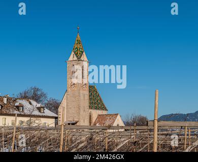 St. Gotische Kirche Vigilius (15.. Jahrhundert) im Dorf Caldaro in Südtirol - Dorf Altenburg (Castelvecchio) in Südtirol - Norditalien Stockfoto