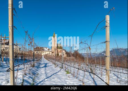 St. Gotische Kirche Vigilius (15.. Jahrhundert) im Dorf Caldaro in Südtirol - Dorf Altenburg (Castelvecchio) in Südtirol - Norditalien Stockfoto