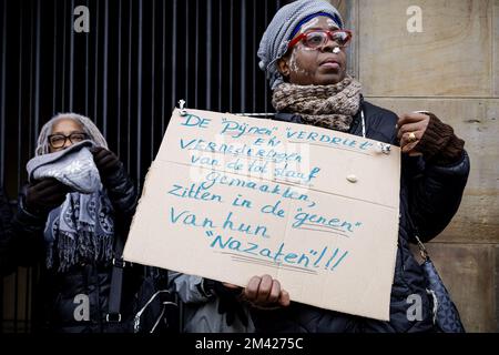 AMSTERDAM - Nachkommen von versklavten Menschen und Sympathisanten halten eine Manifestation auf dem Dam-Platz, unzufrieden mit der fehlenden Konsultation über den Plan des niederländischen Kabinetts vom 19. Dezember, sich für die Sklaverei zu entschuldigen. ANP ROBIN VAN LONKHUIJSEN niederlande raus - belgien raus Stockfoto