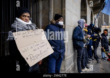 AMSTERDAM - Nachkommen von versklavten Menschen und Sympathisanten halten eine Manifestation auf dem Dam-Platz ab, die unzufrieden ist mit der fehlenden Konsultation über den Plan des niederländischen Kabinetts vom 19. Dezember, sich für die Sklaverei zu entschuldigen. ANP ROBIN VAN LONKHUIJSEN niederlande raus - belgien raus Stockfoto