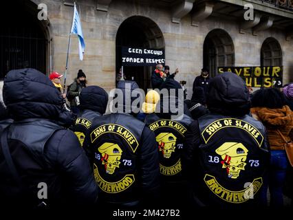 AMSTERDAM - Nachkommen von versklavten Menschen und Sympathisanten halten eine Manifestation auf dem Dam-Platz ab, die unzufrieden ist mit der fehlenden Beratung über den Plan des niederländischen Kabinetts vom 19. Dezember, sich für die Sklaverei zu entschuldigen. ANP ROBIN VAN LONKHUIJSEN niederlande raus - belgien raus Stockfoto