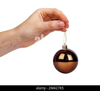 Weihnachtskugel in der Hand. Mit Weihnachtsdekoration, kugelförmigen Verzierungen isoliert auf weißem Hintergrund. Stockfoto