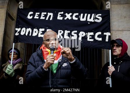 AMSTERDAM - Nachkommen von versklavten Menschen und Sympathisanten halten eine Manifestation auf dem Dam-Platz ab, die unzufrieden ist mit der fehlenden Beratung über den Plan des niederländischen Kabinetts vom 19. Dezember, sich für die Sklaverei zu entschuldigen. ANP ROBIN VAN LONKHUIJSEN niederlande raus - belgien raus Stockfoto