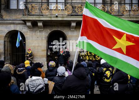 AMSTERDAM - Nachkommen von versklavten Menschen und Sympathisanten halten eine Manifestation auf dem Dam-Platz ab, die unzufrieden ist mit der fehlenden Konsultation über den Plan des niederländischen Kabinetts vom 19. Dezember, sich für die Sklaverei zu entschuldigen. ANP ROBIN VAN LONKHUIJSEN niederlande raus - belgien raus Stockfoto