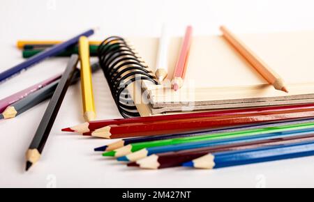 Buntstifte, Notizblock, Skizzenbuch zum Zeichnen. Kreative Materialien, Malwerkzeuge. Hochwertiges Foto Stockfoto