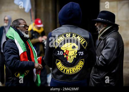 AMSTERDAM - Nachkommen von versklavten Menschen und Sympathisanten halten eine Manifestation auf dem Dam-Platz, unzufrieden mit der fehlenden Konsultation über den Plan des niederländischen Kabinetts vom 19. Dezember, sich für die Sklaverei zu entschuldigen. ANP ROBIN VAN LONKHUIJSEN niederlande raus - belgien raus Stockfoto