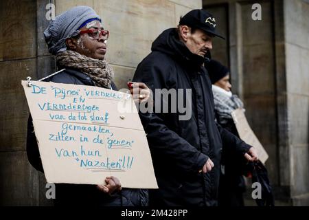 AMSTERDAM - Nachkommen von versklavten Menschen und Sympathisanten halten eine Manifestation auf dem Dam-Platz ab, die unzufrieden ist mit der fehlenden Konsultation über den Plan des niederländischen Kabinetts vom 19. Dezember, sich für die Sklaverei zu entschuldigen. ANP ROBIN VAN LONKHUIJSEN niederlande raus - belgien raus Stockfoto