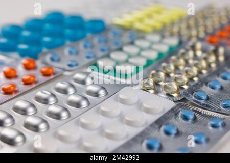 Verschiedene Pillen oder Medikamente oder Tabletten in Blisterpackungen. Gesundheitspflege oder Pharmakologie oder medizinisches Hintergrundfoto. Stockfoto