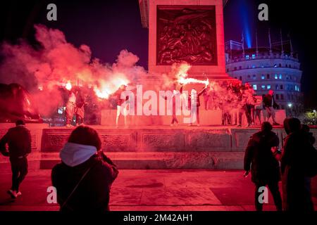 London, Großbritannien. 17.. Dezember 2022 Weltmeisterschaft: Marokkanische Fans ließen das Feuerwerk nach dem Spiel auf dem Trafalgar Square nach, nachdem sie 2-1 Dollar gegen Kroatien auf dem dritten Platz bei der Weltmeisterschaft 2022 in Katar verloren hatten. Kredit: Guy Corbishley/Alamy Live News Stockfoto