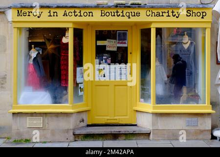 The Mercy in Action Boutoque Charity Shop in Bath somerset UK. St. Margarets Gebäude. Stockfoto