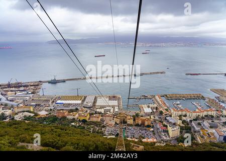 Panoramablick auf die Bucht von Gibraltar von der Seilbahn, die Sie zum Gipfel des Felsens bringt. Stockfoto