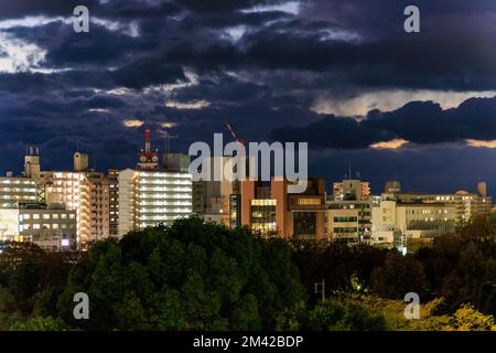 Mittelhohe Bürogebäude und Apartments unter dem dramatischen Sonnenuntergang Stockfoto