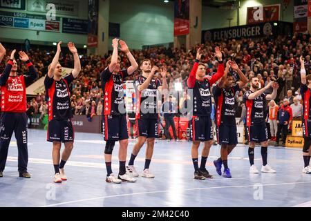 Flensburg, Deutschland. 18.. Dezember 2022. Handball: Bundesliga, SG Flensburg-Handewitt - THW Kiel, Matchday 17, Flens-Arena. Flensburgs Spieler feiern den Heimsieg gegen Kiel. Kredit: Frank Molter/dpa/Alamy Live News Stockfoto