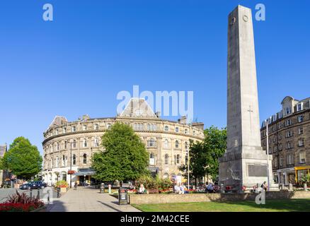 Harrogate Yorkshire Harrogate North Yorkshire Cenotaph und Cambridge Crescent Shops Harrogate Stadtzentrum Harrogate Yorkshire England GB Europa Stockfoto