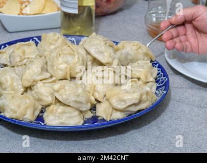 Frisch gedämpfte Teigtaschen oder Mantelgerichte. Traditionelle orientalische Speisen. Nahaufnahme Stockfoto