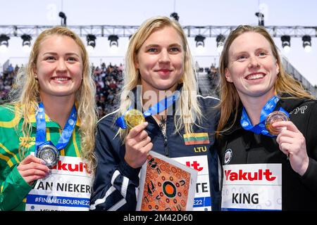 Melbourne, Australien. 18.. Dezember 2022. Lara Van Niekerk aus Südafrika, Silver, Ruta Meilutyte aus Litauen, Gold, Lilly King aus den Vereinigten Staaten von Amerika, Bronze zeigen die Medaillen nach dem Wettkampf im Breaststroke Women Final 50m während der FINA Swimming Short Course World Championships im Melbourne Sports and Aquatic Centre in Melbourne, Australien, 18.. Dezember 2022. Foto Giorgio Scala/Deepbluemedia/Insidefoto Credit: Insidefoto di andrea staccioli/Alamy Live News Stockfoto