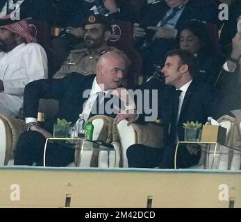 18. Dezember 2022, Lusail Iconic Stadium, Doha, QAT, FIFA-Weltmeisterschaft 2022, Finale, Argentinien gegen Frankreich, im Bild von FIFA-Präsident Giovanni Infantino mit dem französischen Präsidenten Emmanuel Macron Stockfoto