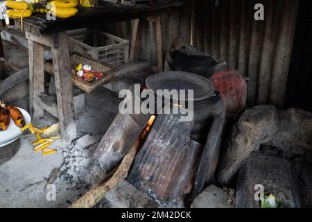 Die traditionelle balinesische Küche ist komplett mit einem holzbefeuerten Tonherd. Der Herd ist schwarz, weil er vom Feuer verbrannt wurde. Ton- und holzbefeuerte Straße Stockfoto