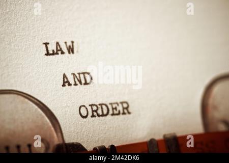 Mit einer Schreibmaschine geschriebener Gesetz- und Ordnungssatz. Stockfoto