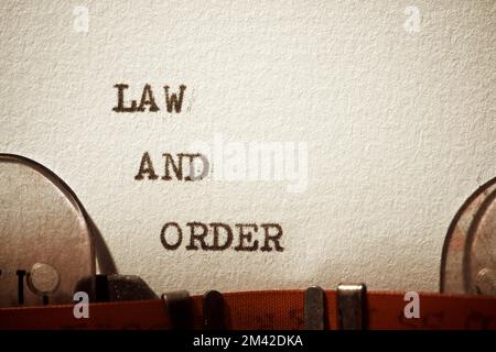 Mit einer Schreibmaschine geschriebener Gesetz- und Ordnungssatz. Stockfoto