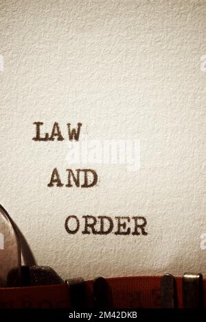 Mit einer Schreibmaschine geschriebener Gesetz- und Ordnungssatz. Stockfoto