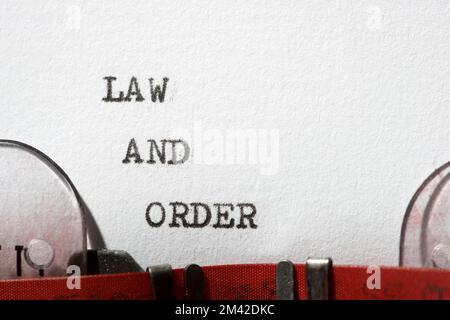 Mit einer Schreibmaschine geschriebener Gesetz- und Ordnungssatz. Stockfoto