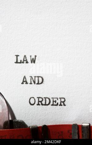 Mit einer Schreibmaschine geschriebener Gesetz- und Ordnungssatz. Stockfoto