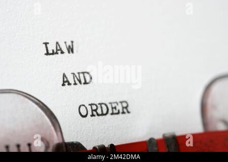 Mit einer Schreibmaschine geschriebener Gesetz- und Ordnungssatz. Stockfoto