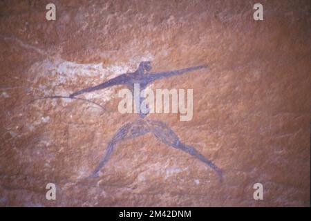 Jungsteinzeitliche Felsmalerei eines Bogenschützen aus ca. 6500 Jahren auf dem Gelände von Jabbaren, Tassili N'Ajjer Nationalpark, Djanet, Südalgerien, Sahara Wüste Stockfoto