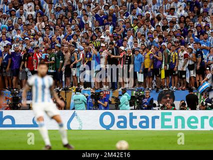 Doha, Katar, 18.. Dezember 2022. Argentinische Fans schauen während des Spiels der FIFA-Weltmeisterschaft 2022 im Lusail Stadium in Doha zu. Der Bildausdruck sollte lauten: David Klein / Sportimage Credit: Sportimage/Alamy Live News/Alamy Live News/Alamy Live News Credit: Sportimage/Alamy Live News Stockfoto