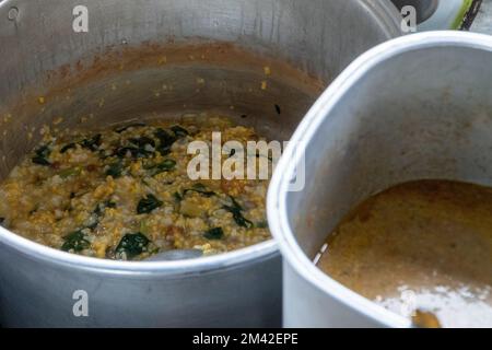 Porridge Ledok ist eines der Spezialgerichte von Nusa Penida Island, Bali. Neben seinem köstlichen Geschmack bietet dieser Haferbrei auch ein gesundes Benef Stockfoto