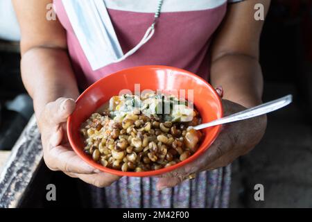 Porridge Ledok ist eines der Spezialgerichte von Nusa Penida Island, Bali. Neben seinem köstlichen Geschmack bietet dieser Haferbrei auch ein gesundes Benef Stockfoto