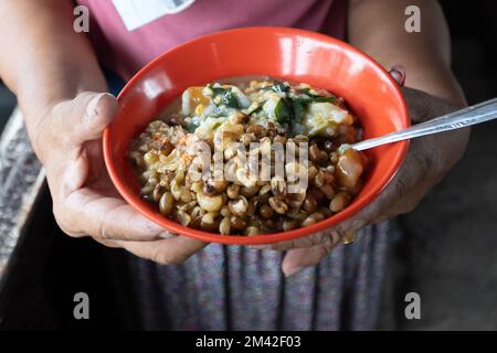 Porridge Ledok ist eines der Spezialgerichte von Nusa Penida Island, Bali. Neben seinem köstlichen Geschmack bietet dieser Haferbrei auch ein gesundes Benef Stockfoto