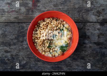 Porridge Ledok ist eines der Spezialgerichte von Nusa Penida Island, Bali. Neben seinem köstlichen Geschmack bietet dieser Haferbrei auch ein gesundes Benef Stockfoto