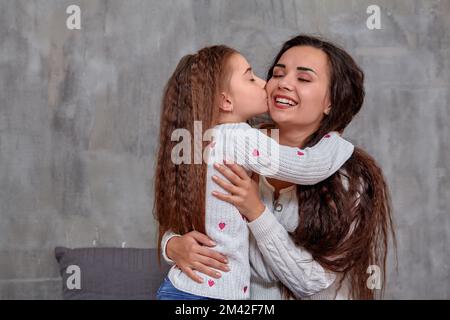 Emotionen einer schönen jungen Mutter und ihrer kleinen Tochter, die Zeit miteinander verbringen Stockfoto