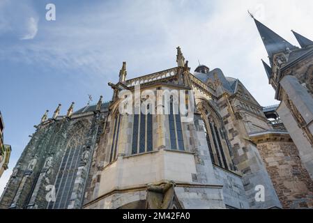 Aachen. Köln - Deutschland 24-08-2021. Bruchstücke des Dom-Turms in Aachen. Auf blauem Himmel. Stockfoto