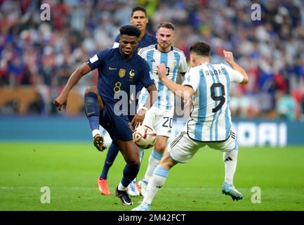 Frankreichs Aurelien Tchouameni (links) und Argentiniens Julian Alvarez kämpfen während des Finales der FIFA-Weltmeisterschaft im Lusail Stadium in Katar um den Ball. Foto: Sonntag, 18. Dezember 2022. Stockfoto