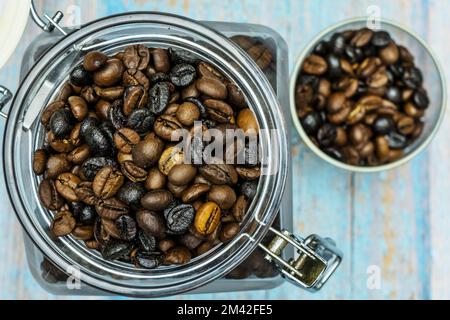 Glasbehälter mit hermetischem Metallverschluss, gefüllt mit gerösteten Kaffeebohnen Stockfoto