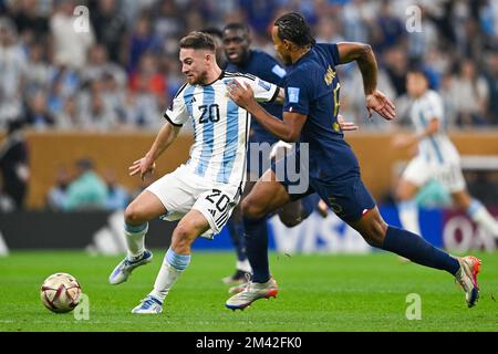 LUSAIL CITY, KATAR - 18. DEZEMBER: Alexis Mac Allister aus Argentinien kämpft am 18. Dezember 2022 im Lusail-Stadion in Lusail City, Katar (Foto von Pablo Morano/BSR-Agentur) um den Ball beim Finale der FIFA-Weltmeisterschaft Katar 2022 zwischen Argentinien und Frankreich Stockfoto