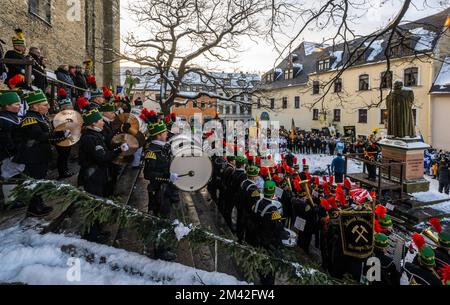 18. Dezember 2022, Sachsen, Annaberg-Buchholz: Teilnehmer der großen Bergparade spielen beim Abschlusskonzert auf dem Kirchenplatz in Annaberg-Buchholz. Mit der Bergparade in der Stadt Erzgebirge endet die Reihe der vor Weihnachten stattfindenden Bergparaden der Sächsischen Staatlichen Bergarbeitervereinigung, der Eisenarbeitervereinigung und der Squires' Association traditionell Etwa 1.200 Menschen in traditionellen Kostümen, darunter etwa 330 Bergleute aus Sachsen und anderen Bergbauregionen der Bundesrepublik, nahmen am Höhepunkt des Bergbaujahres im Erzgebirge Teil. Foto: Kristin Schmidt/dpa Stockfoto